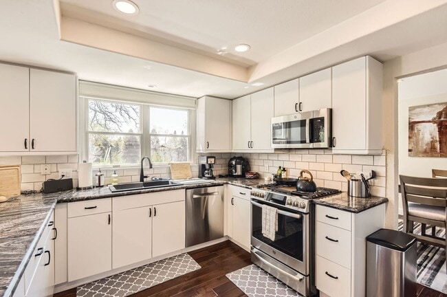 Building Photo - Gorgeous Home in Centennial w/Beautiful Fi...