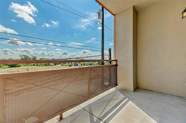 Building Photo - 2827 Manor Rd