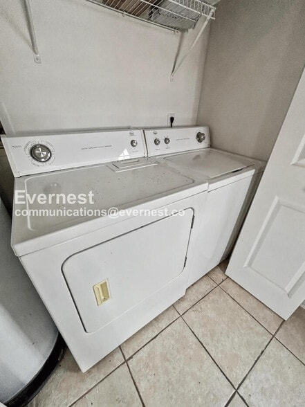 Building Photo - 1304 Oakwood Ave