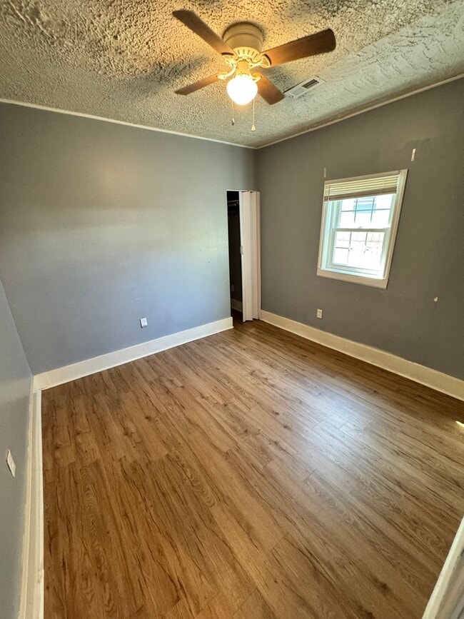 Building Photo - 2 bedroom house on Southside w Laundry HVAC