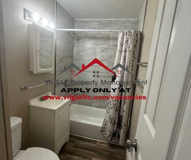 Building Photo - This attractive 2 large bedroom, 1 bathroo...