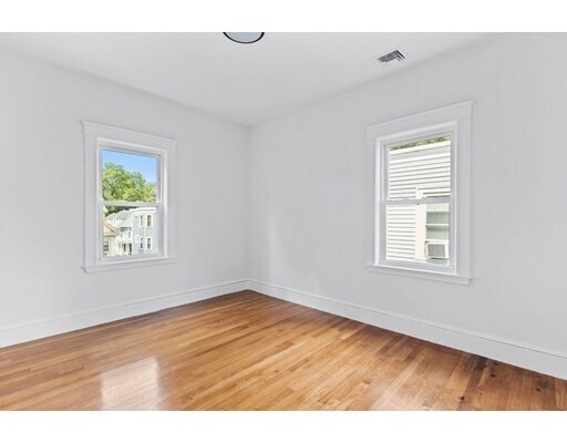 Building Photo - 50 Lithgow St