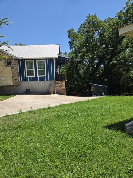 Building Photo - 623 Creek Dr
