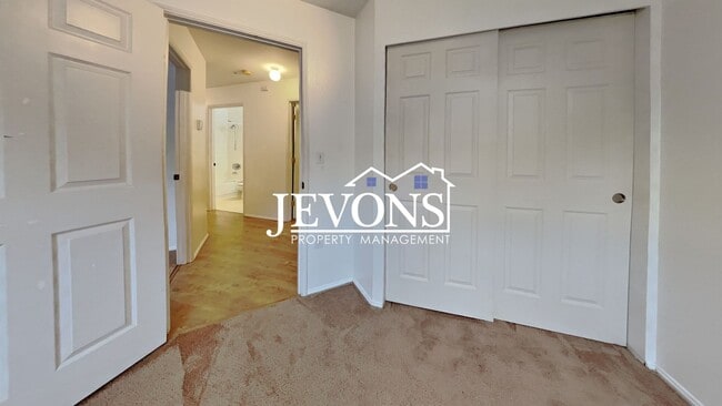 Building Photo - Condo with Swimming Pool and Private Enclosed 1-Car Garage in Klahanie Neighborhood