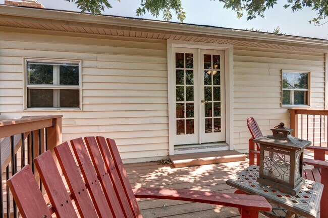 Building Photo - Bungalow in Desirable Highlands! Location Matters!