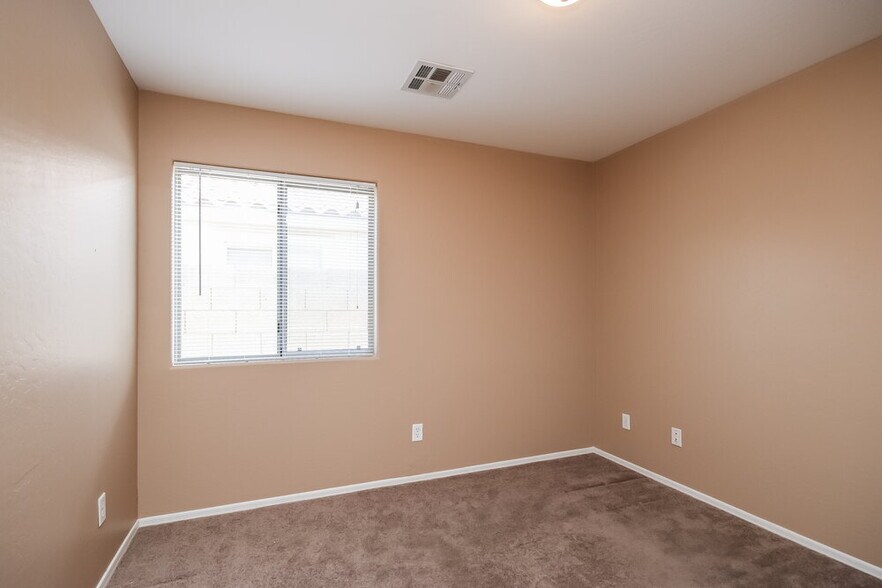 Building Photo - 7814 S 72nd Ln