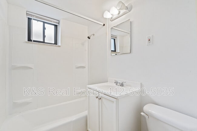 Building Photo - 760 5th Ave