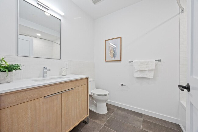 Building Photo - 425 3rd St