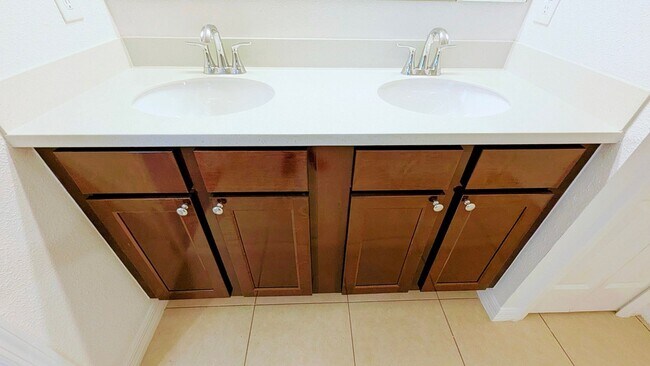 Building Photo - BEAUTIFUL 3-BEDROOM, 3-BATHROOM LUXURY TOW...