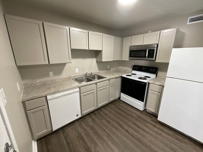 Building Photo - 4 Bed 2 Bath for Rent