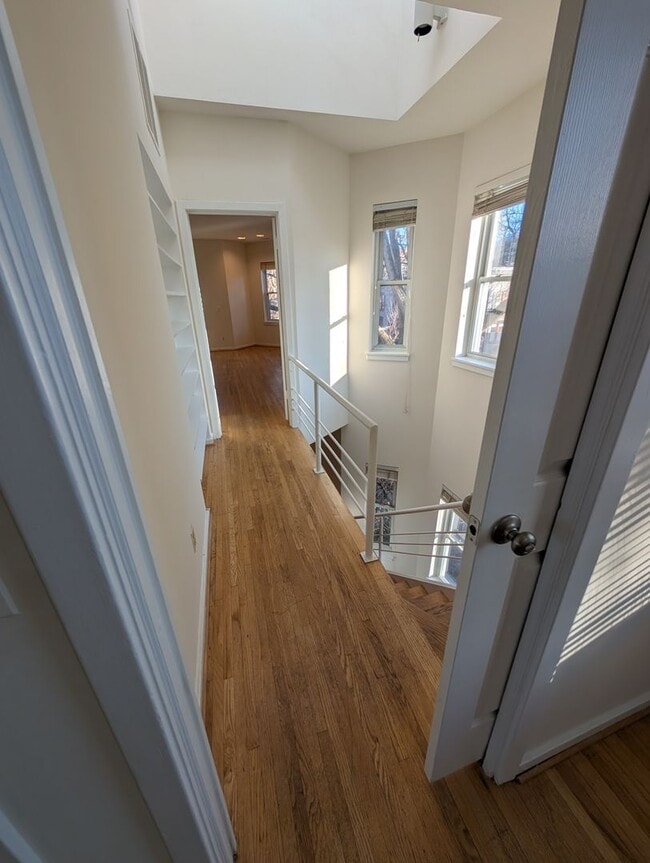 Building Photo - Georgetown Townhouse (Close to the West End and Dupont)