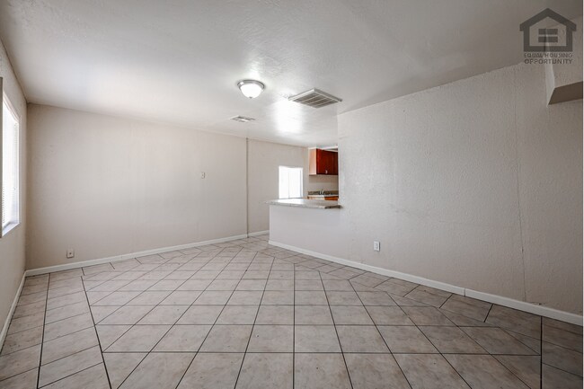 Building Photo - 903