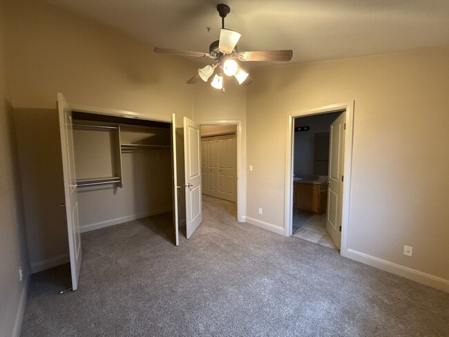 Building Photo - Pet Friendly 2 Bedroom 2 Bathroom Condo.