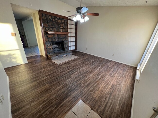 Building Photo - Nice 3 Bed 2 Bath 2 Car Garage Home, Total Electric