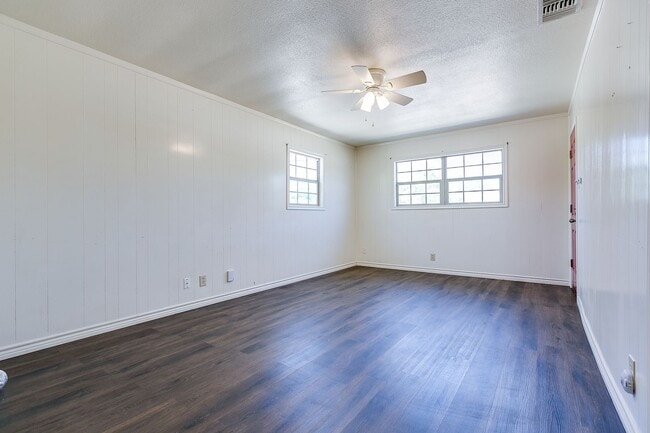Building Photo - NOW AVAILABLE!!! Updated 2 bedroom 1 bath ...