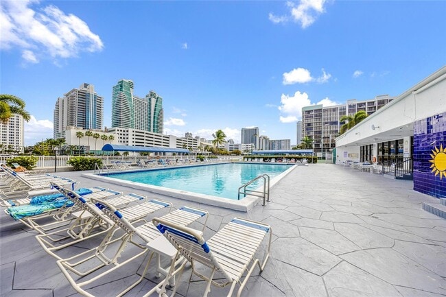 Building Photo - 600 Parkview Dr