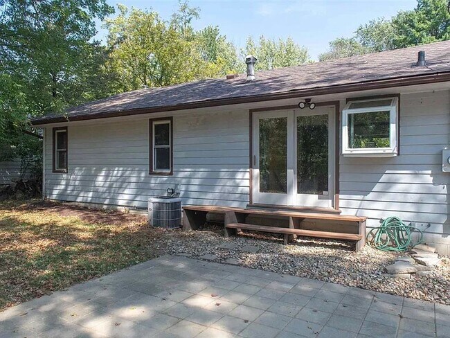 Building Photo - 2536 E 8th St