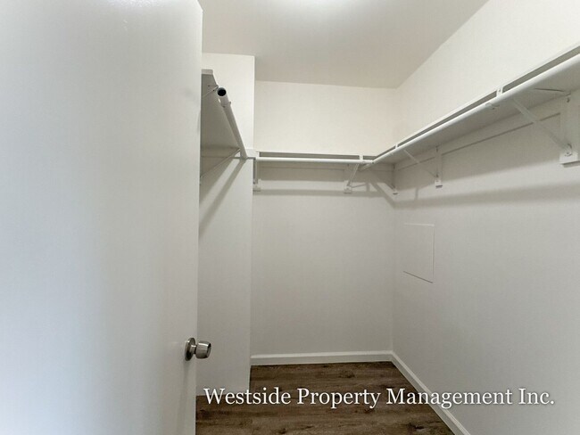 Building Photo - 8100 W 83rd St
