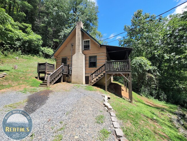 Building Photo - 3bd Log Home Close to Town