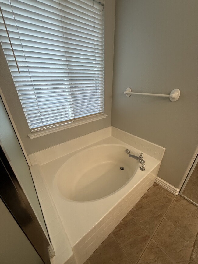 Building Photo - Beautiful and spacious ADU - Includes ALL utilities except internet/cable.  Newly painted, new ap...