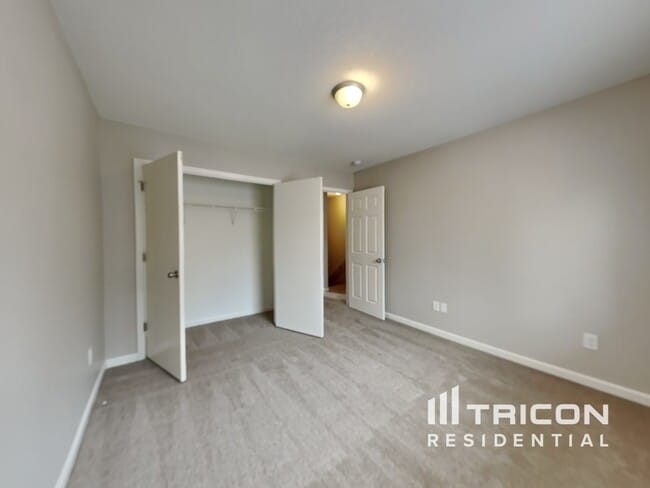 Building Photo - 7 Selsey Ct