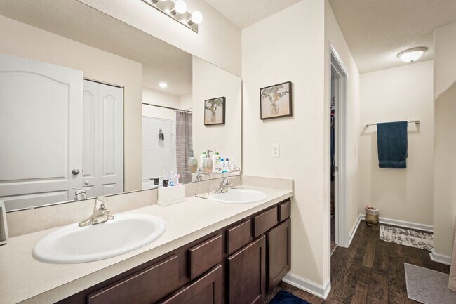 Building Photo - Beautifully Apportioned 2-Story Home in Fox Creek