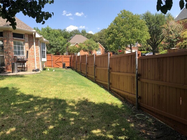 Building Photo - 2685 Hillside Dr