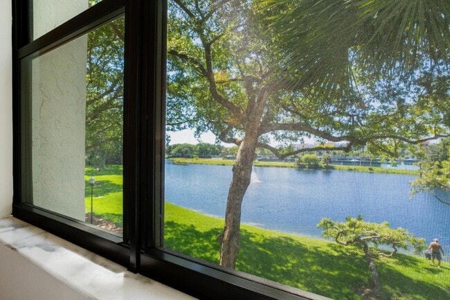 Building Photo - 950 Lavers Cir