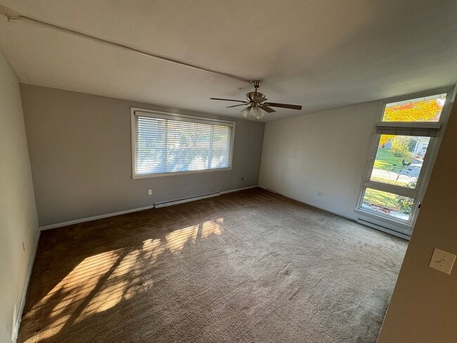 Building Photo - Three Bedroom / 1.5 Bathroom House AVAILABLE October