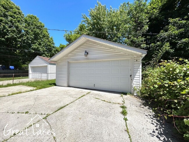 Building Photo - Beautiful 4 Bedroom 1 Bathroom now available for rent!