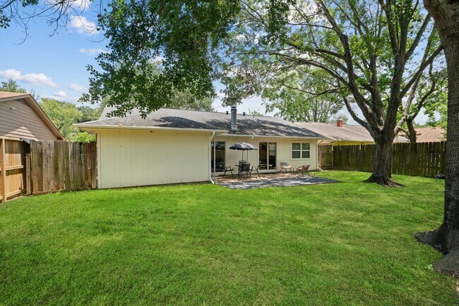 Building Photo - 2523 Village Oak Dr.