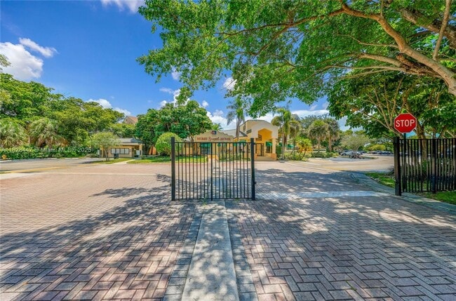 Building Photo - Upgraded 2BR/2BA – Gated Community, Great Amenities!