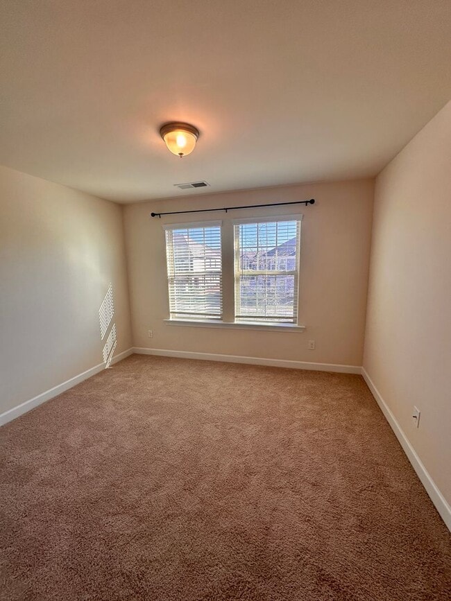 Building Photo - Spacious 3BR Townhouse in Berewick