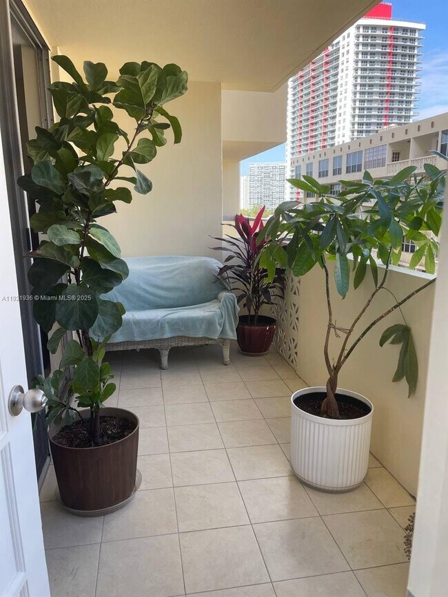 Building Photo - 1833 S Ocean Dr