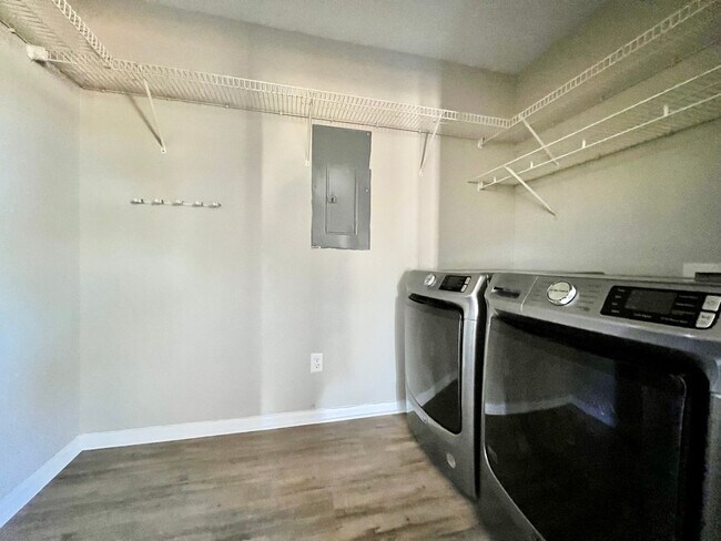 Building Photo - COMING MID-MAY 2026! (Pet Friendly)