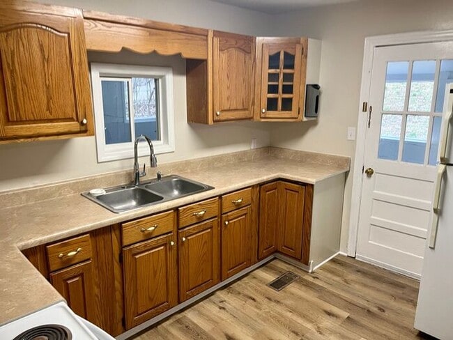 Building Photo - Beautiful 3 Bedroom Home w/yard!