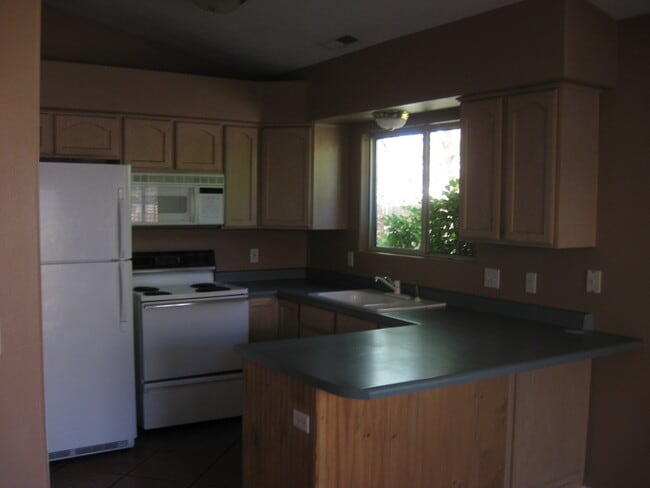 Building Photo - Beautiful Home in the Paradise Vista Subdi...