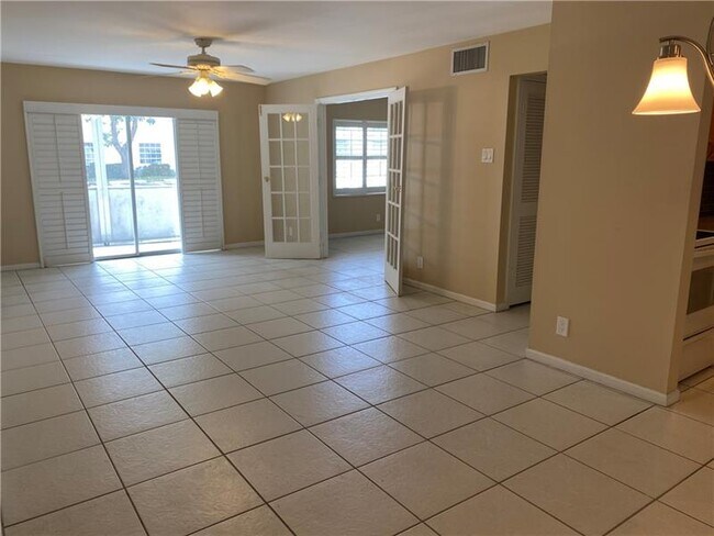 Building Photo - 6317 Bay Club Dr