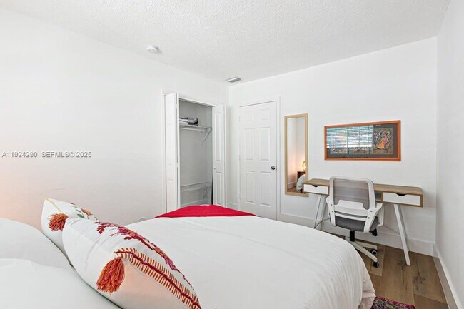 Building Photo - 811 Tequesta St