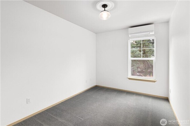 Building Photo - Spacious 3bd/3ba Townhouse