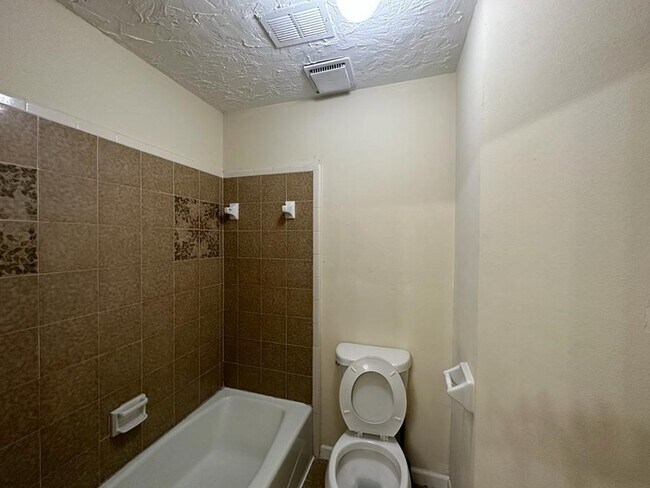 Building Photo - 239 Kings Way