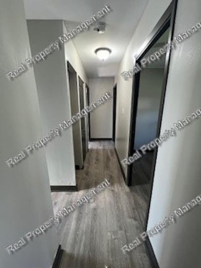 Building Photo - Three bedroom ranch in Hessville