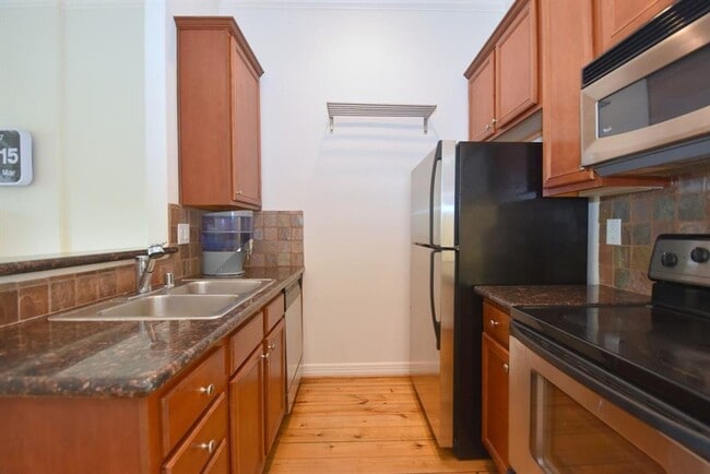 Building Photo - One-of-a-Kind Townhome in Desirable Midtown!