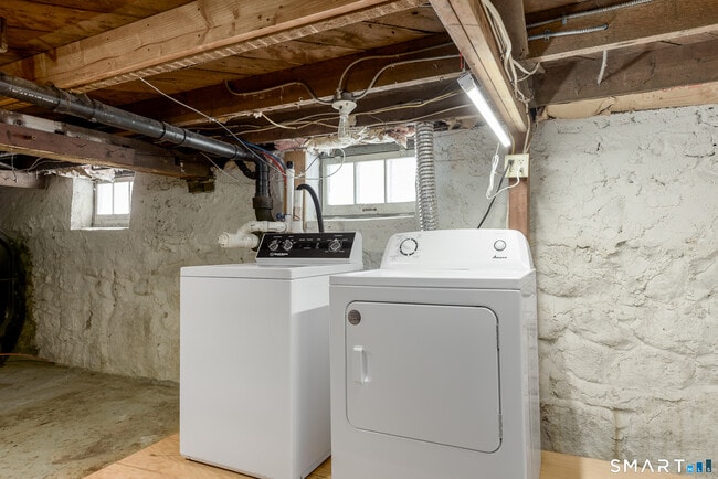 Building Photo - 170 Lake Dr