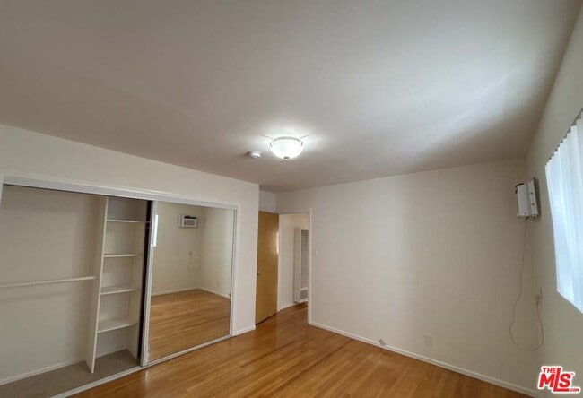Building Photo - 1135 S Oakhurst Dr