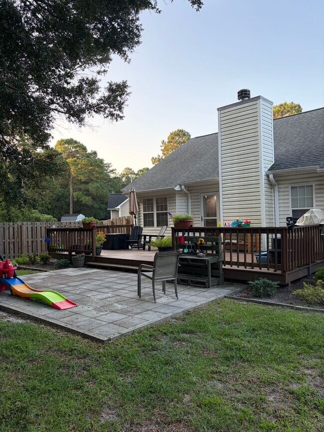 Building Photo - 207 Bluebird Ct