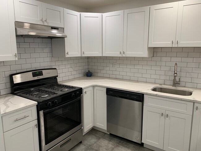 Building Photo - 5489 Vicaris St
