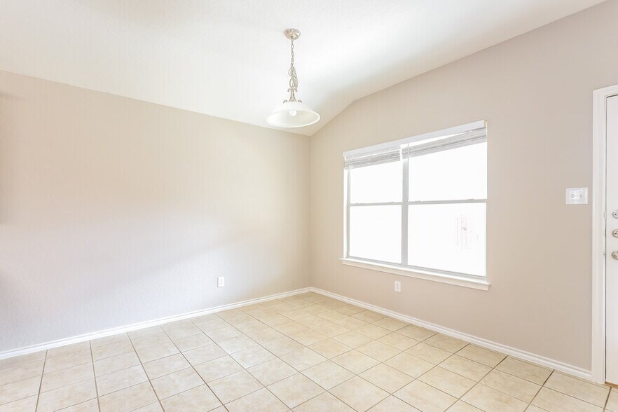 Building Photo - 610 Point Meadow