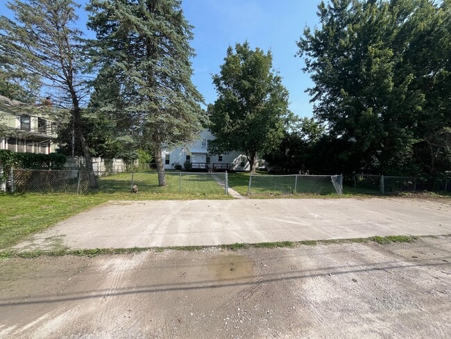 Building Photo - 925 E Bloomington St