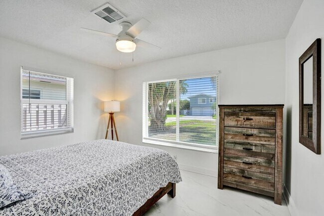 Building Photo - 1633 SE 5th Ct